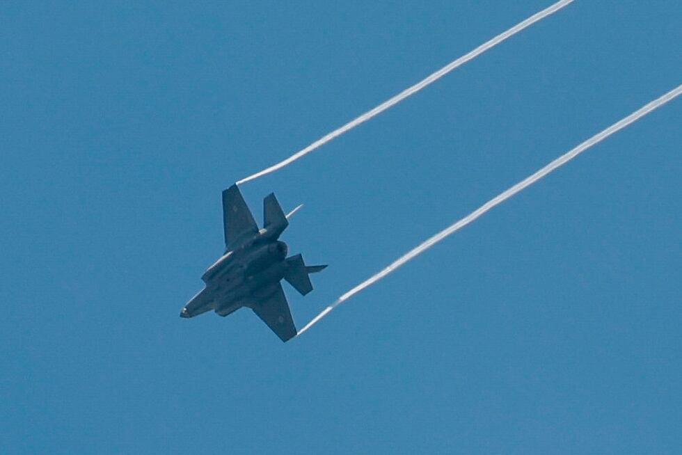 Un avión de combate israelí sobrevuela Jerusalén este lunes, en el Día de la Memoria de Israel.
