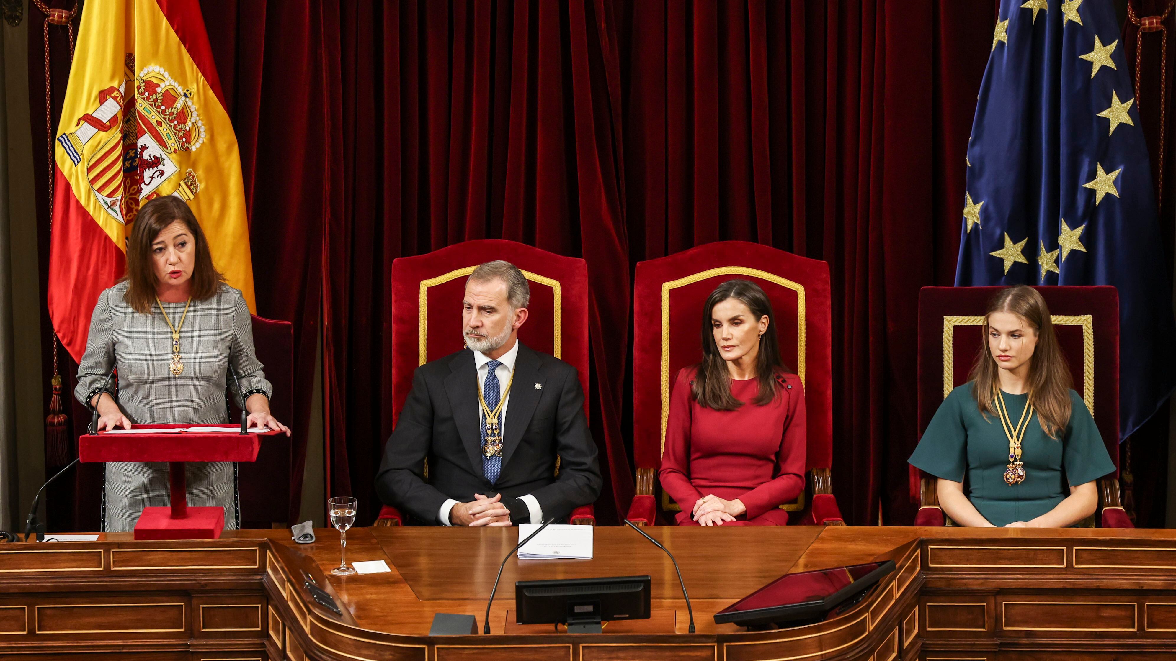 La presidente del Congreso, Francina Armengol, se dirige a las Cortes durante la ceremonia de apertura de la XV Legislatura.  