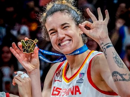 Laura Nicholls, con la medalla de oro del Eurobasket de 2019. feb