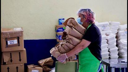 La cocinera del colegio Valle-Inclán acarreando sacos con alimentos durante el confinamiento en las cocinas del colegio.