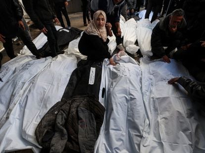 Varias personas velan los cadáveres de las últimas víctimas de los ataques de Israel sobre la ciudad de Rafah, en el hospital Abu Yousef al-Najar, este jueves 8 de febrero.