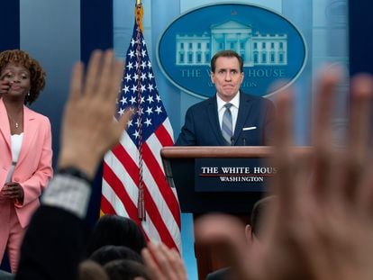 Karine Jean-Pierre, secretaria de Prensa de la Casa Blanca, junto a John Kirby, portavoz del Consejo de Seguridad Nacional, el lunes en Washington.