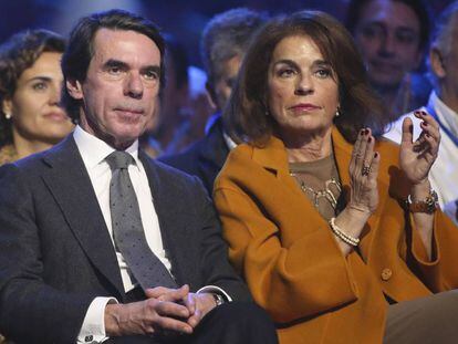 El expresidente del Gobierno, José María Aznar junto a su mujer, y exalcaldesa de Madrid Ana Botella, en la Convención nacional del PP.