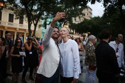 Tilda Swinton no dudó en hacerse 'selfies'.