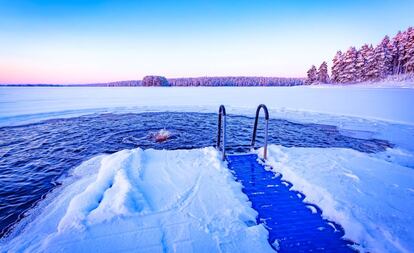 Plataforma para el 'avantouinti' (baño en aguas heladas) en Kuhmo (Finlandia).