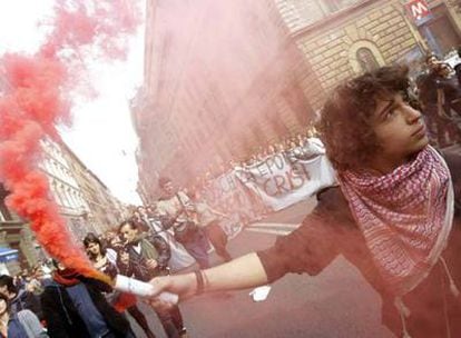 Un estudiante con una bengala durante la manifestación contra la reforma educativa en Roma.