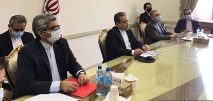Iranian Deputy Foreign Minister Abbas Araghchi (center) in Tehran during this Friday's virtual meeting organized by the EU on the nuclear pact.