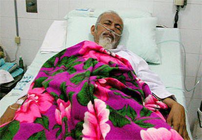 El clérigo, tumbado en una cama del hospital Muhammadiyah de la localidad de Solo.