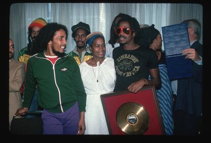 Bob Marley (izquierda) y Bunny Wailer reciben un disco de oro por sus ventas con The Wailers.
