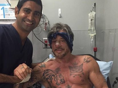Mickey Rourke, junto a su cirujano plástico, en la foto compartida por el actor en su Instagram.