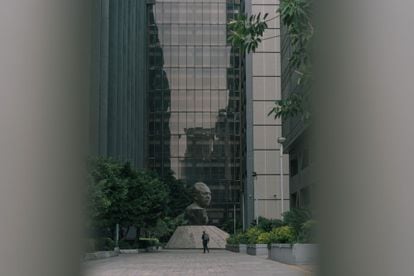 Un busto monumental del expresidente Lázaro Cárdenas, quien expropió la industria petrolera, en la sede de Pemex.