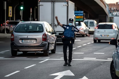 Controles de la Policia Local de Madrid en Puente de Vallecas, el pasado 21 de septiembre.