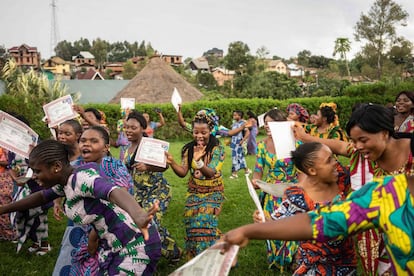 Estudiantes cantan y bailan durante su fiesta de graduación en Bukavu (República Democrática del Congo).