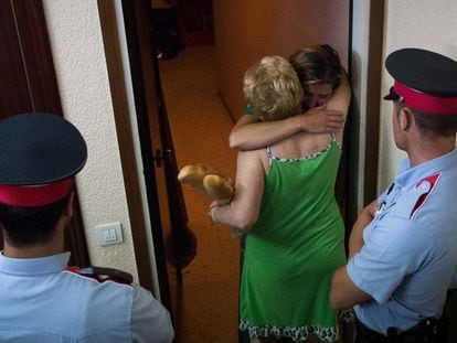 Una mujer abraza su vecina antes de su desahucio, en Barcelona el 2014.
