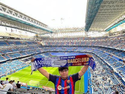 Rodrigo Mancera posa con la camiseta del FC Barcelona en el Bernabéu en la última edición de ElClásico.