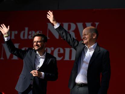 Thomas Kutschaty (izquierda), candidato del SPD a las elecciones en Renania del Norte-Westfalia, acompañado por el canciller, Olaf Scholz, en el acto de cierre de campaña en Colonia.