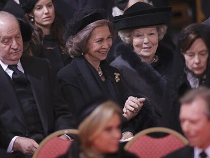 Don Juan Carlos y doña Sofía representan a España en el funeral.