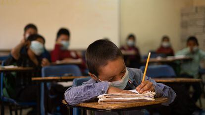 Un niño toma clases en una escuela de Chiapas (México).