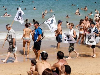 Manifestación de familiares de presos etarras el domingo pasado en las playas de San Sebastián. 