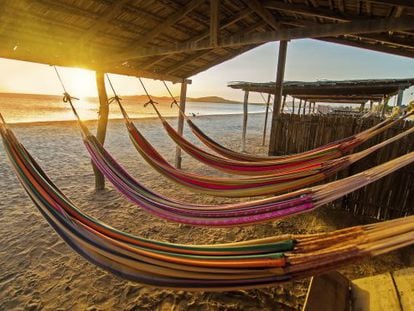 Hamacas en una playa del cabo de la Vela, en la pen&iacute;nsula colombiana de La Guajira. 