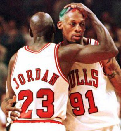 Rodman abraza a Michael Jordan durante un partido en 1996.