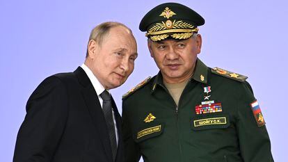 El presidente ruso, Vladímir Putin, y su ministro de Defensa, Serguéi Shoigu, presiden un acto del Ejército el pasado agosto en Moscú.