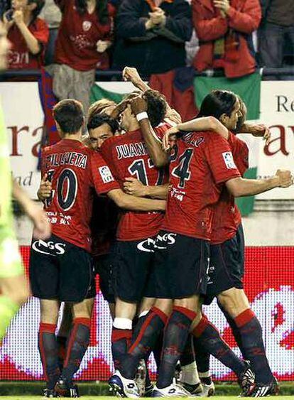 Los jugadores del Osasuna festejan un gol