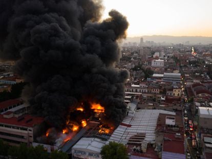Bomberos de diferentes sectores de la capital y algunas partes de Estado de México enfrentan el incendio dentro de una bodega de calzado en la alcaldía Cuauhtémoc.