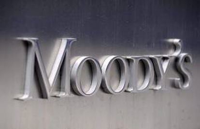 Fotografía de archivo del logo corporativo de Moody's, en la sede de la Agencia, en Nueva York (Estados Unidos). EFE/Archivo