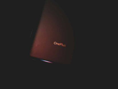 Logotipo de OnePlus en un smartphone