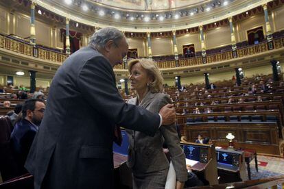 Pedro Solbes recibe a su sucesora, la Vicepresidenta Segunda y Ministra de Economía Elena Salgado, en el Pleno de la Cámara de Representantes en abril de 2009.