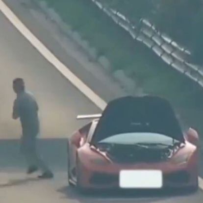 El inexplicable accidente de un Lamborghini: un SUV lo arrolla como si fuera invisible