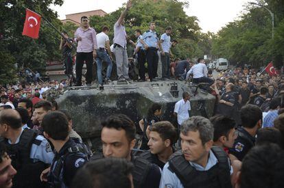 Una mulitud se agrupa junto a un tanque del ejército turco durante el golpe de Estado, en Ankara, el 16 de julio de 2016.