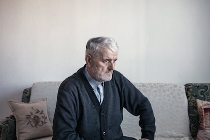 <p>Lufti Shaziu, de 64 años, en el sofá del cuarto de estar de su casa en el pueblo de Studenichani, en las afueras de Skopje, donde nació y creció. Shaziu trabajó 36 años en la fábrica de OHIS de la capital. La empresa, de mayoría estatal, llegó a tener cinco fábricas de productos de limpieza, insecticidas, pesticidas y cosméticos que se vendían en todos los Balcanes. </p>
<p>Shaziu salía por la mañana y volvía a casa a última hora de la tarde. Trabajaba con agentes químicos peligrosos sin saberlo y sin la preparación ni los medios adecuados. Ignoraba el nivel de toxicidad del ambiente, pero recuerda que salía mucho polvo de las chimeneas y los pájaros muertos en los tejados. Con los años, entre el 70 y el 80% de sus compañeros han padecido graves problemas de salud, y muchos han muerto. </p>
<p>Actualmente, la planta de OHIS está abandonada. De ella quedan grandes cantidades de residuos y vertederos contaminados al aire libre. Según la ONG Ekosvest, la fábrica disponía de instalaciones para producir ácido clorhídrico utilizando electrodos de mercurio. Durante el proceso, se emitía al aire mercurio que se depositaba cerca de la factoría y contaminaba la zona. El complejo OHIS encabeza la lista de los 16 puntos ambientales más críticos de Macedonia del Norte elaborada por Trajce Stafilov, del Instituto de Química de Skopje. </p>