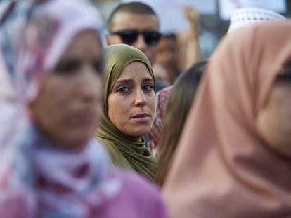 Mujeres musulmanas en la concentraci&oacute;n organizada en Barcelona hoy con el lema &quot;La comunidad musulmana contra el terrorismo&quot; en repulsa por los atentados en la capital catalana y en Cambrils (Tarragona). 