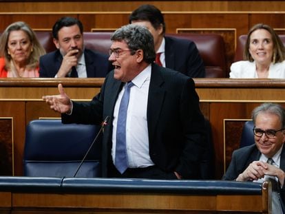 El ministro de Inclusión, Seguridad Social y Migraciones, José Luis Escrivá, este miércoles en el Congreso.