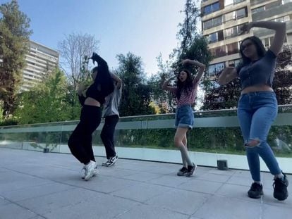 Un grupo de jóvenes baila 'Dubidubidu' en Santiago, Chile, el 31 de enero 2024