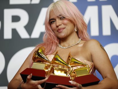 La cantante colombiana Karol G, con los tres premios que ganó en los Grammy Latino, este jueves en Sevilla.