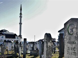 Mezquita del municipio de Cazin, en Bosnia, junto a viejas lápidas.
