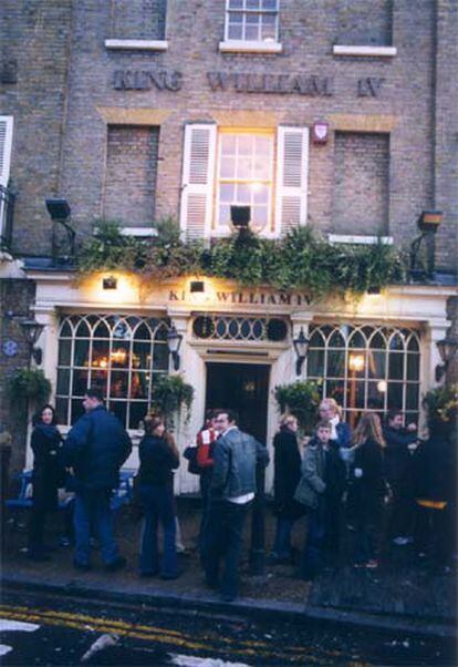 Varios clientes a la puerta del pub King William IV, en Londres.