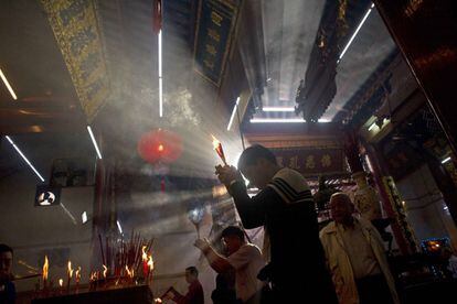 Interior de un templo de la ciudad china de Yangon durante la celebración del Año Nuevo.