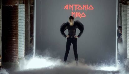 Una model amb una de les propostes de la firma Antonio Miró la 080.