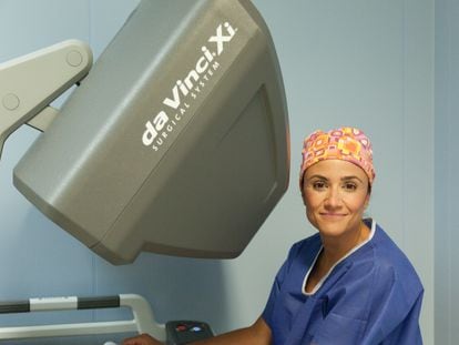 La doctora Ana Belén Cuesta con la consola del robot DaVinci.