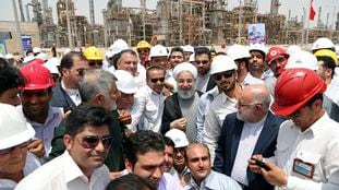 El presidente iraní, Hasán Rohaní, en la inauguración de una refinería en Bandar Abbas, Irán, en abril de 2017.