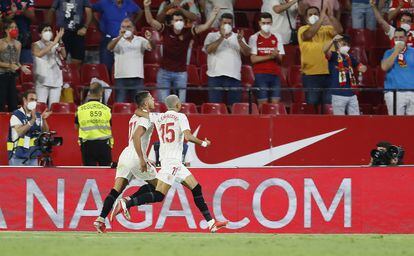 Erik Lamela (i) celebra su segundo gol en la primera jornada de Liga en el Ramón Sánchez Pizjuan, frente a los hinchas sevillistas que volvieron tras más de un año en el estadio.