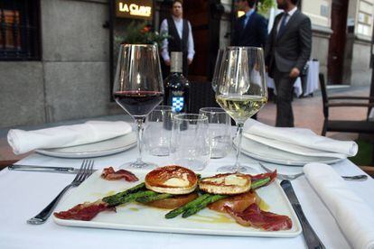 Terraza del restaurante La Clave, en la calle de Vel&aacute;zquez.