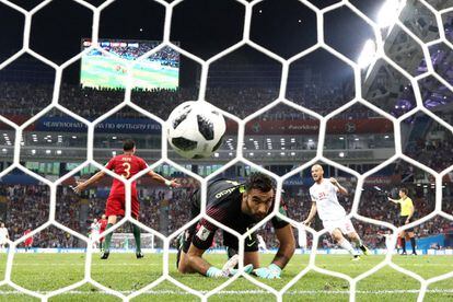 El portero de la selección portuguesa observa como entra el balón lanzado por Diego Costa.