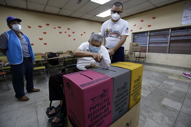 Un señor emite su voto este domingo en el Instituto Nacional Francisco Menéndez, en San Salvador.