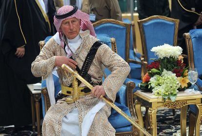 El príncipe Carlos de Inglaterra atiende una danza tradicional saudí, llamada Arda, en su visita a Riad. Lucía un vestido tradicional saudí.