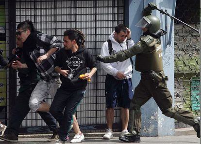 La polic&iacute;a reprime una manifestaci&oacute;n de estudiantes no autorizada en Santiago de Chile, el jueves 13.